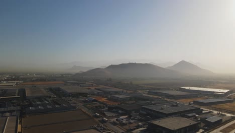 toma aérea de almacenes en zona industrial