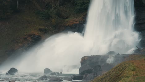 northheimsund 근처의 steindalsfossen 폭포