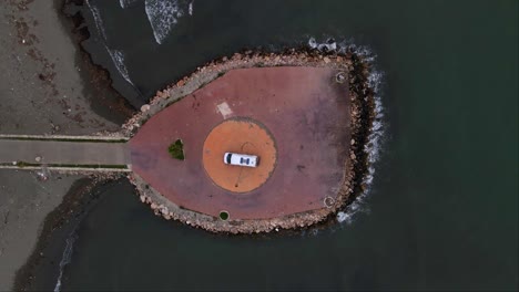 Toma-Superior-De-Un-Dron-De-Una-Furgoneta-Cerca-Del-Lugar-Del-Campamento-Con-Vista-Al-Mar-En-Letizia,-Italia