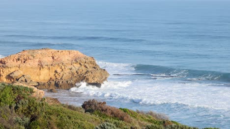 las olas chocando contra las rocas en la península de mornington