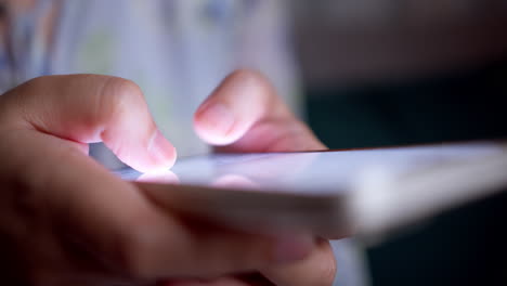 primer plano de una mano deslizándose en la pantalla de un teléfono inteligente para la selección de enfoque