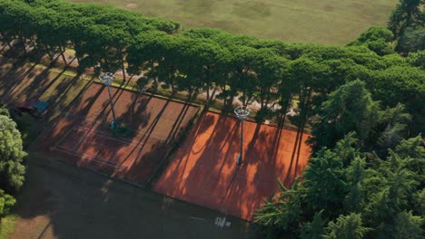 Vista-Aérea-De-Las-Canchas-De-Tenis-En-Un-Resort-En-La-Isla-De-Brijuni