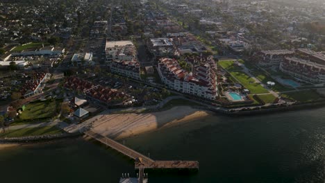 Vista-Superior-Del-Muelle-De-Aterrizaje-Del-Ferry-Coronado-En-Las-Islas-Coronado,-California,-Estados-Unidos