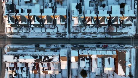 calle de la ciudad cubierta de nieve alineada con casas de la ciudad