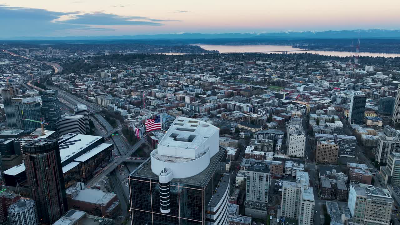 초고층 빌딩 꼭대기에 있는 시애틀 위에서 흔들리는 미국  ⁇ 발의 드론  ⁇