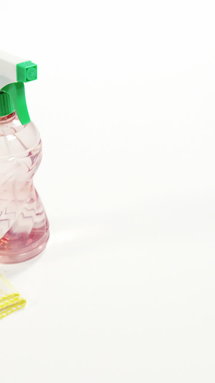 청소 스폰지 와 스프레이 병