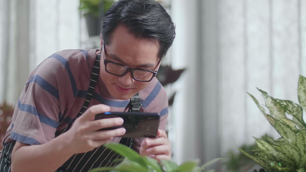 식물 을 보기 위해 스마트폰 을 사용하는 사람