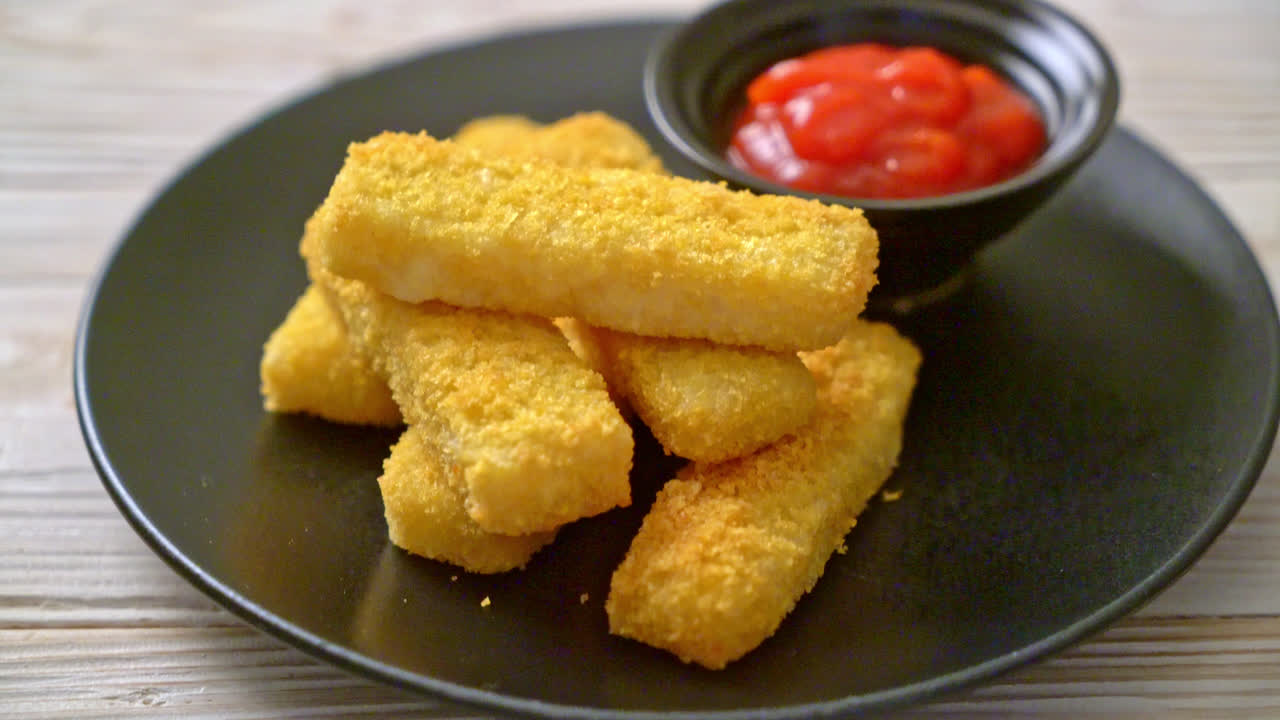 palitos de pescado fritos crujientes con ketchup