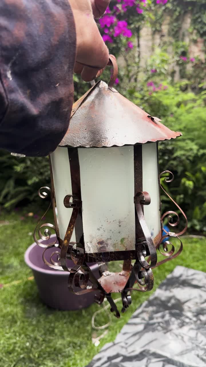 Lampione arrugginito con vetro appannato, stile vintage, ambientazione esterna in un giardino