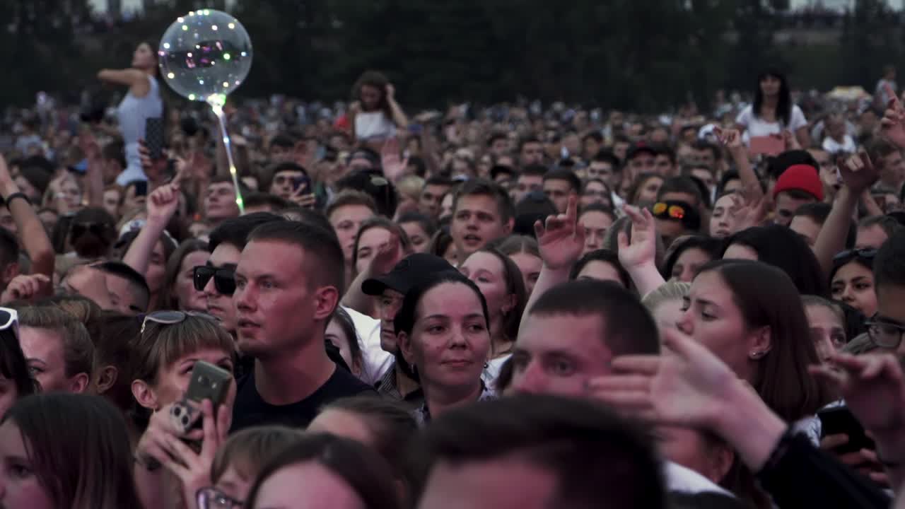Grote menigte bij een openluchtconcert
