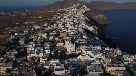 Blick-über-Oia-Während-Des-Sonnenuntergangs.-Schuss-Auf-DJI