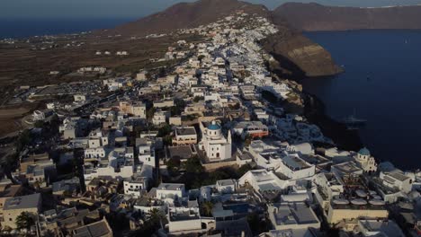 mirando por encima de oia durante la puesta de sol. disparo en dji