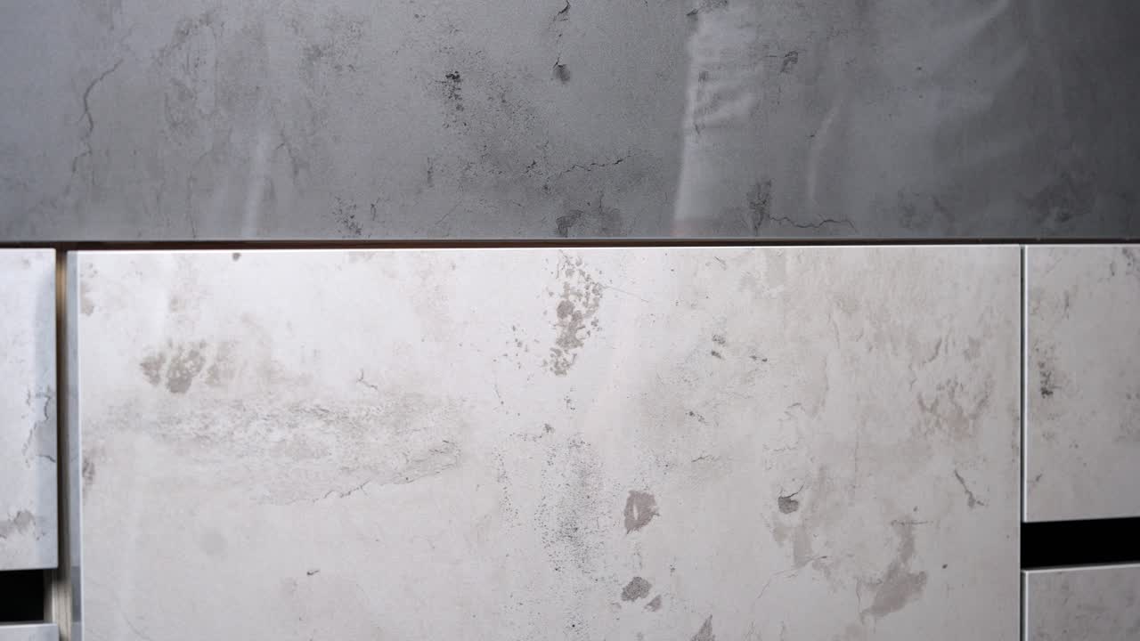 mujer con uñas pintadas abre y cierra el cajón del armario