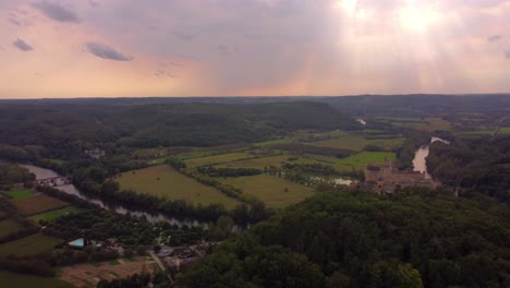 Vista-Aérea-De-Beynac-Et-Cazenac-Francia-Medieval-Pequeño-Pueblo-De-Piedra-En-El-Río-Dordogne-Madera-Tierra-Viajes-Vacaciones-Famoso-Destino