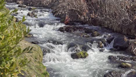 Parte-Del-Río-Etsch-Que-Fluye-A-Través-De-Burgeis---Burgusio,-Tirol-Del-Sur,-Italia