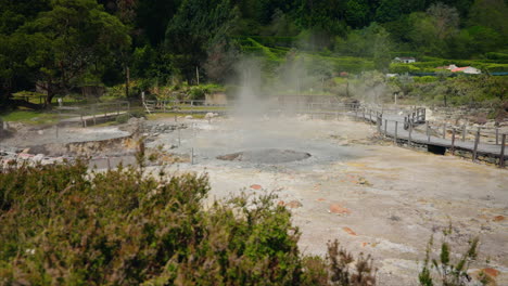 foto panorámica de las calderas térmicas volcánicas naturales en furnas, isla de san miguel, azores - portugal