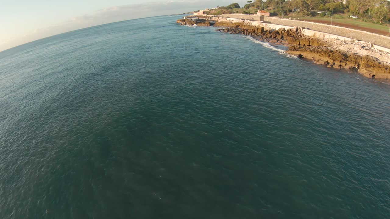 moviéndose sobre pequeñas olas y algunas rocas