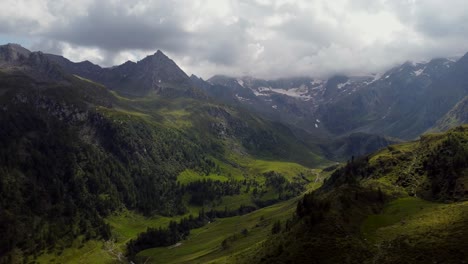 Drohnenaufnahmen-Aus-Den-österreichischen-Alpen-An-Einem-Bewölkten-Sommertag,-üppige-Grüne-Wälder-Und-Hügel-Sind-Zu-Sehen