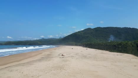 Weiße-Sandbank-Trennt-Den-Indonesischen-Ozean-Von-Der-Ruhigen-Lagune-Pacitan