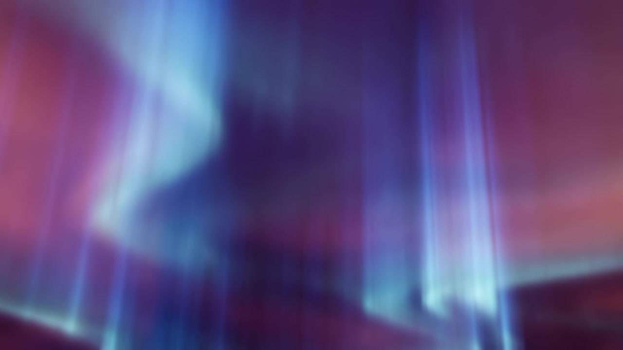 Corrientes de luz verticales en capas fluyen a través de una amplia composición panorámica, revelando pilares cian brillantes, un centro azul marino profundo y vívidos lavados carmesí magenta con una suave neblina y movimiento fluido
