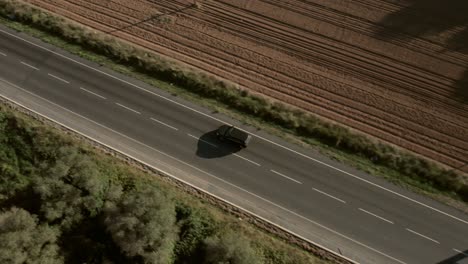 Vista-Aérea-De-Un-Coche-Negro-Que-Va-De-Viaje-En-España