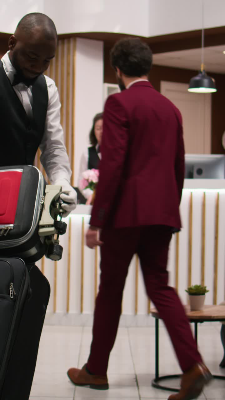 Fattorino che aiuta gli ospiti con video verticali dopo il check-in
