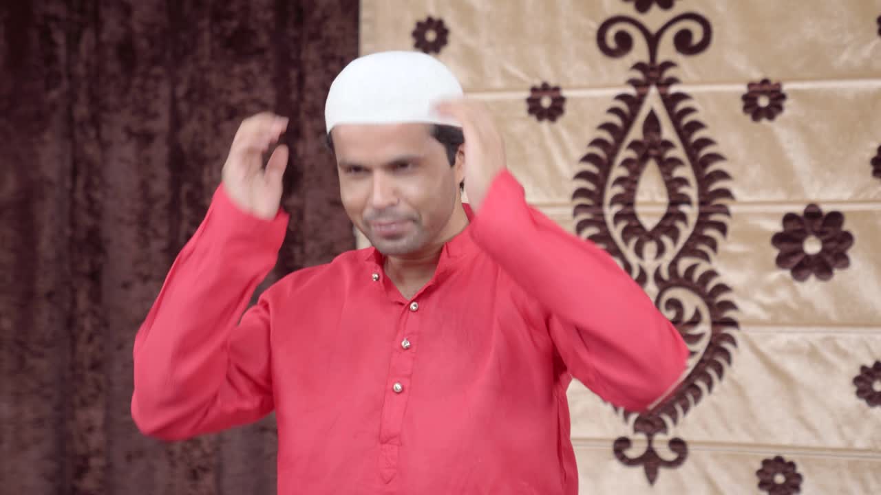 Uomo musulmano che indossa il suo berretto per i riti dell'Eid.