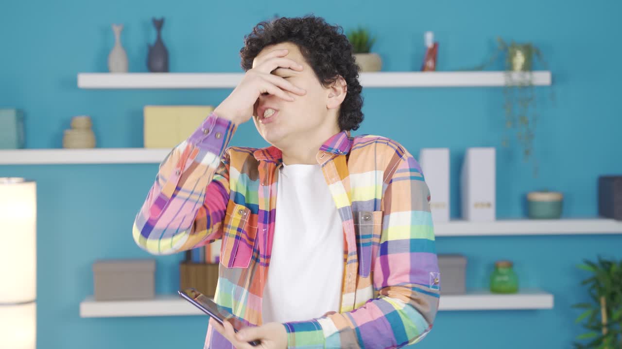 모바일 게임을 하는 소년은 화를 내죠.