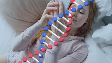 animación de una cadena de adn sobre una mujer usando un teléfono inteligente