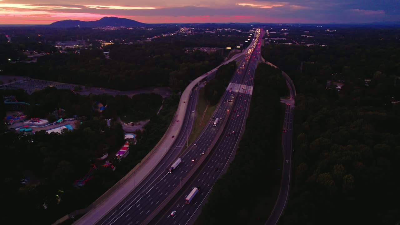 marietta, georgia flujo de tráfico en la i-75, noche con fondo de la cumbre de la montaña kennesaw