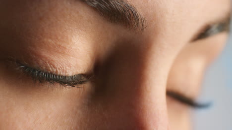 Blue-eye-focus,-woman-face-zoom