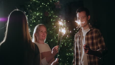 Eine-Glückliche-Familie-Feiert-Das-Neue-Jahr-Am-Weihnachtsbaum-Und-Hält-Brennende-Wunderkerzen-In-Der-Hand