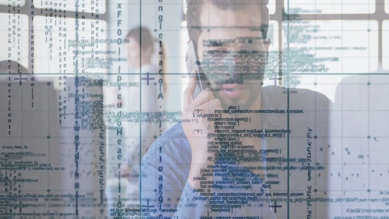 Uomo che risponde a un telefono che squilla, risolvendo un bug tecnico mentre una griglia di codice si sovrappone e scorre su di lui.
