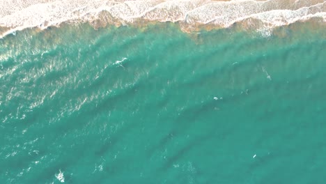 Paisaje-Marino-De-Verano-Hermosas-Olas,-Agua-De-Mar-Azul-En-Un-Día-Soleado