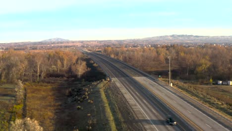 Schwenkantenne-Einer-Amerikanischen-Autobahn-Im-Morgenlicht