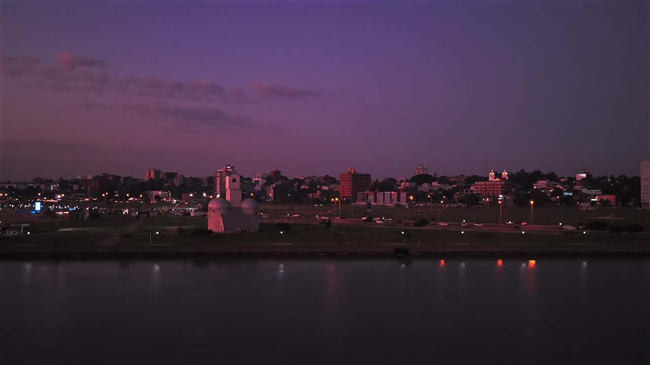 Natteudsigt over Playa San José langs Paraná-floden i Encarnación, Paraguay. Byen for den paraguayanske sommer. Luftfoto