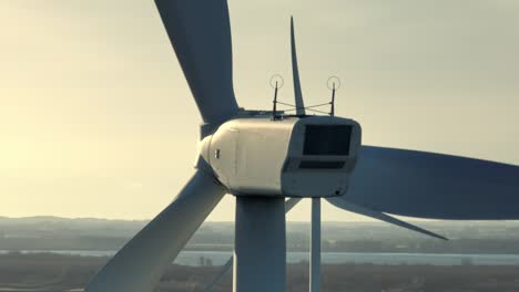 Primer-Plano-Aéreo-De-La-Parte-Posterior-De-Las-Palas-Giratorias-De-Una-Turbina-Eólica-Al-Atardecer-En-Un-Día-Soleado