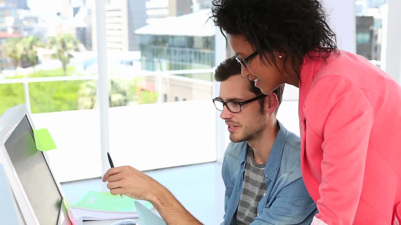 un equipo creativo feliz hablando juntos