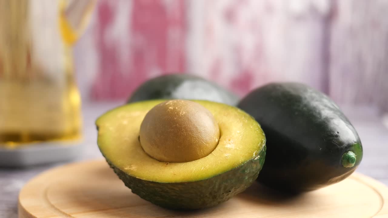 Natura morta con avocado