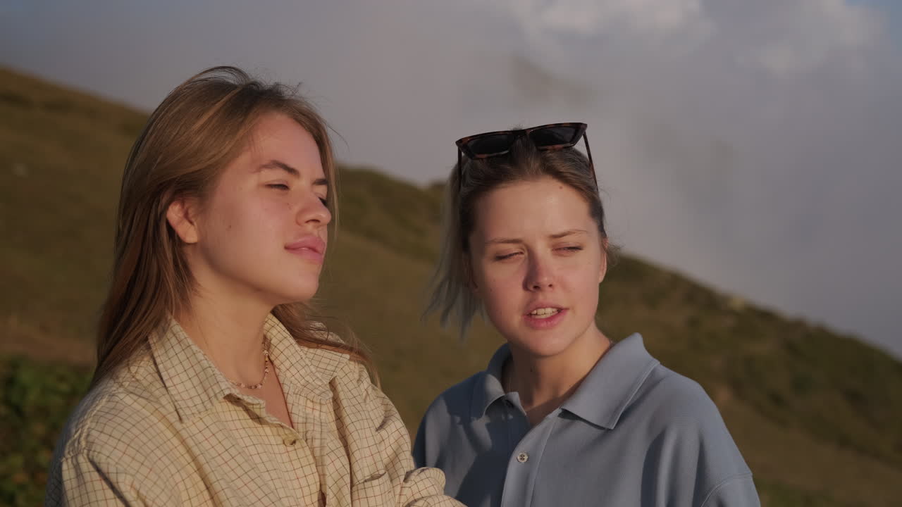 야외에서 두 명의 여성