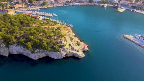 Imágenes-Aéreas-De-Drones-Desde-El-Mar-Hasta-El-Puerto-De-Lukobran-Makarska,-Croacia