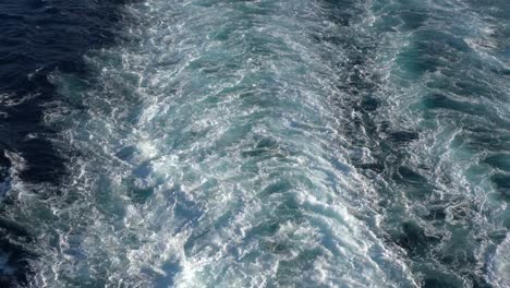 Meerwasser-Bootsweg-Mit-Tropischer-Fährfahrt-Mit-Schäumenden-Wellen
