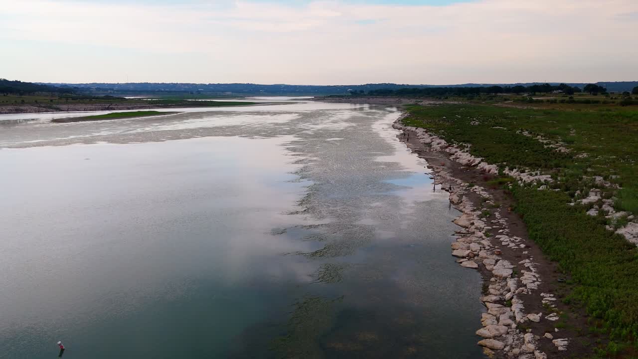 живописный воздушный снимок озера каньон, отражающий облака в техасе