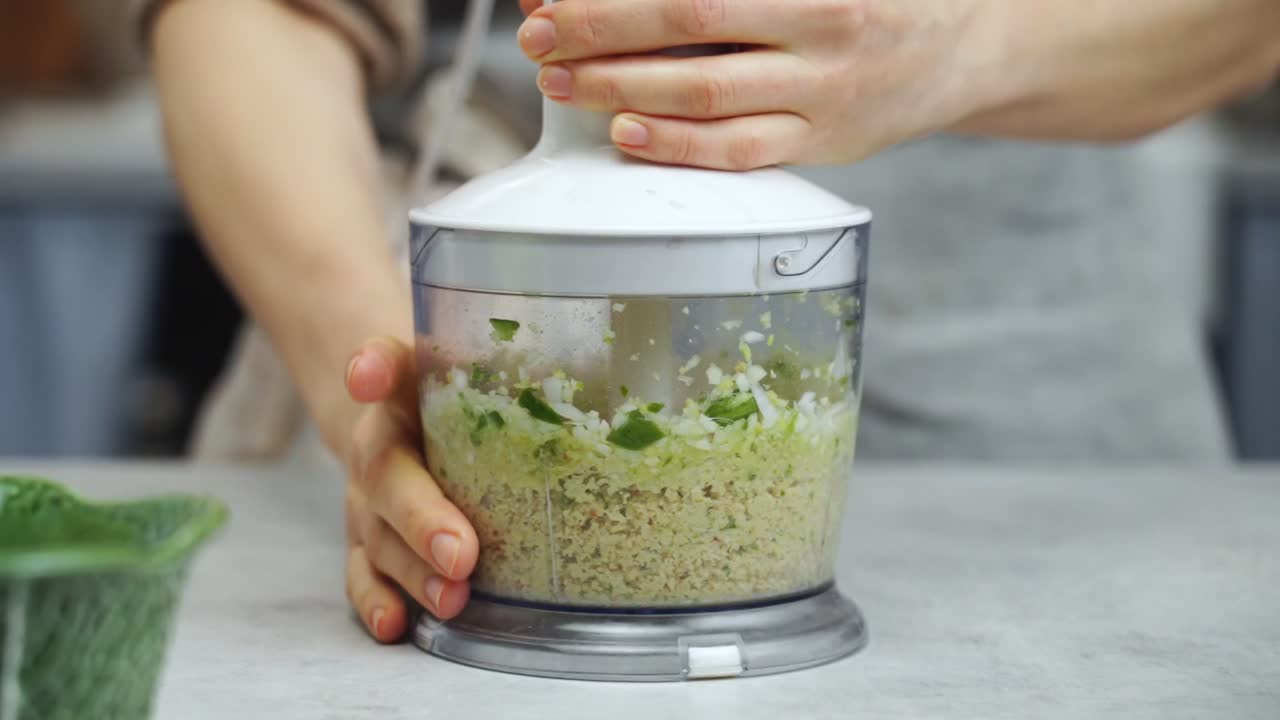 작물 주부 는 마늘 과 초록 양파 를 혼합 하고 있다