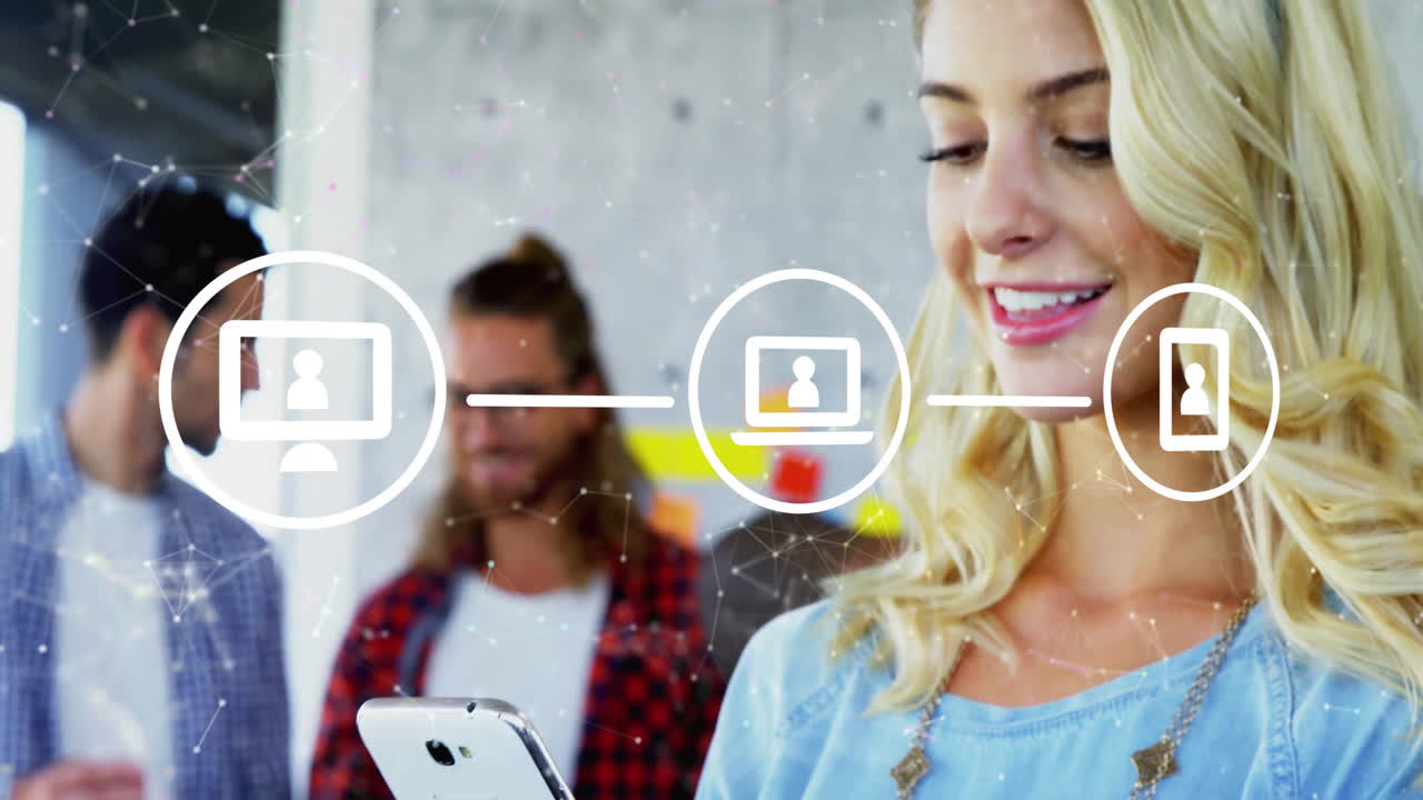 animación de diagrama de flujo e iconos conectados sobre hermosa mujer caucásica desplazándose en el teléfono celular