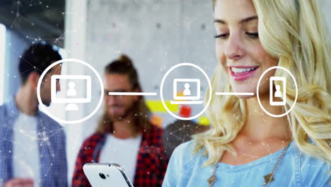 Animación-De-Diagrama-De-Flujo-E-íconos-Conectados-Sobre-Una-Hermosa-Mujer-Caucásica-Desplazándose-Por-Su-Teléfono-Celular