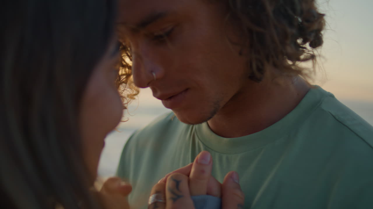 el abrazo de la pareja al atardecer