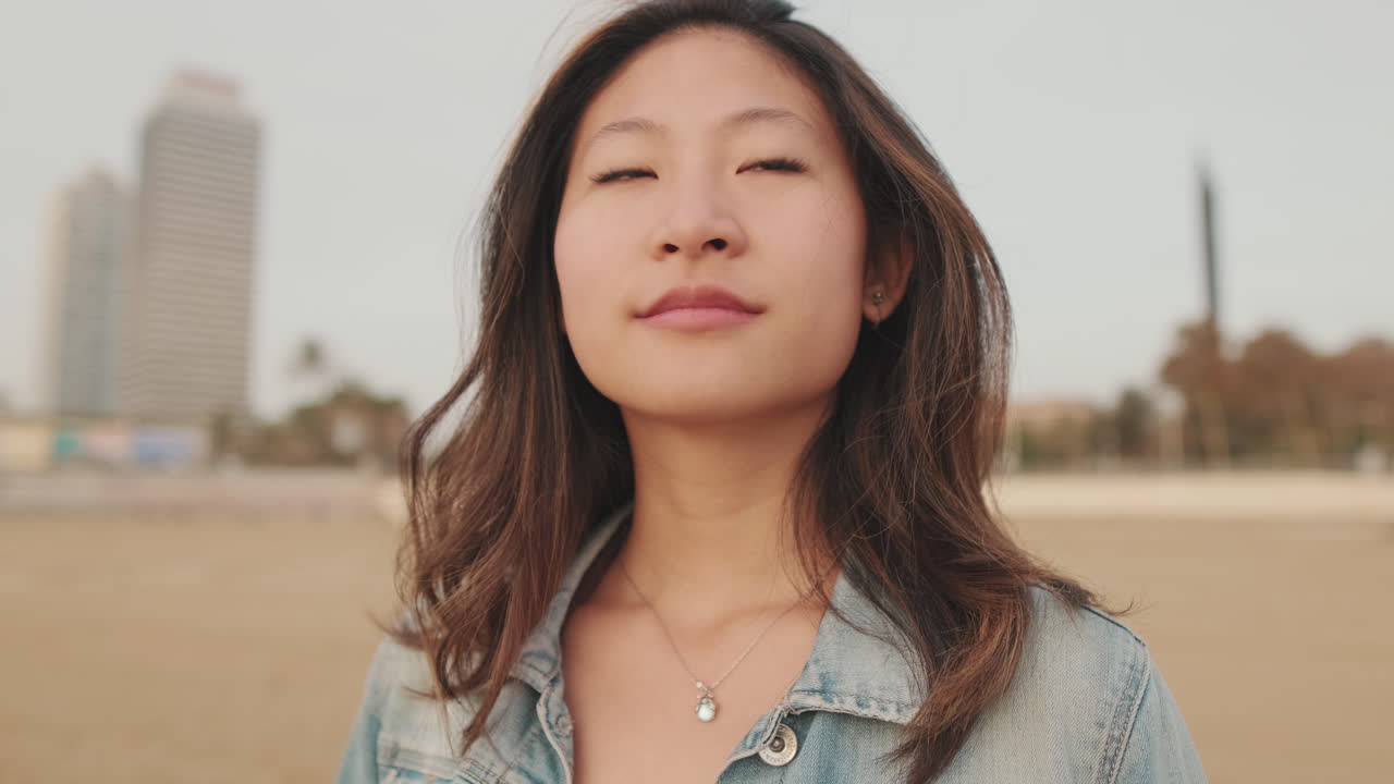 해변에 있는 여자