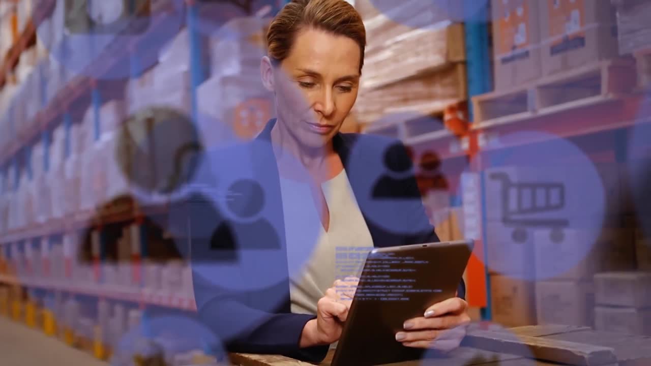 animación de iconos digitales y procesamiento de datos sobre una mujer que usa una tableta en un almacén