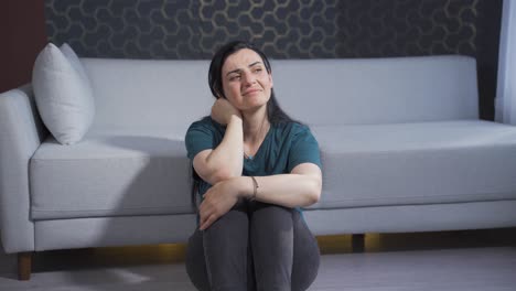 la mujer sentada en el suelo está llorando. desalentada.